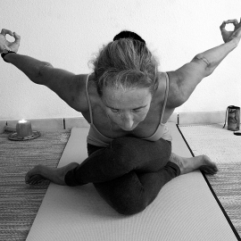 hatha yoga moliets / energy surf school into yoga